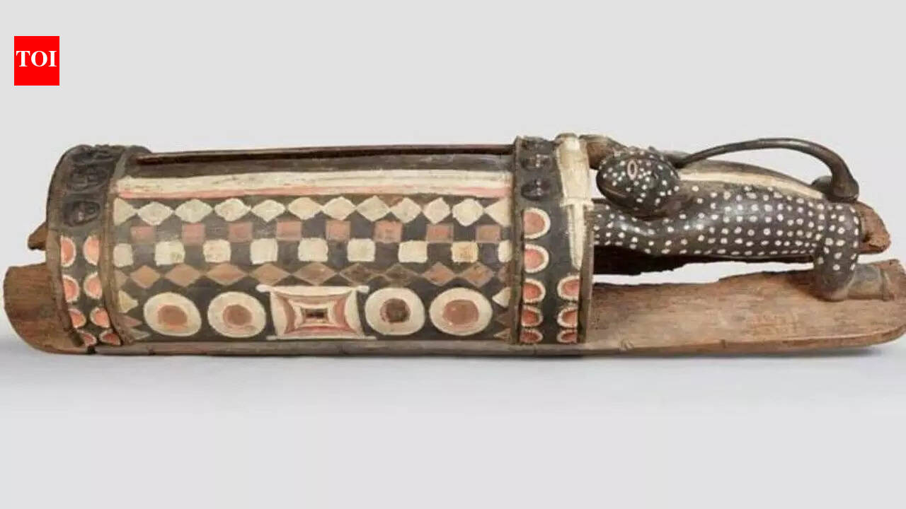 A traditional dancer welcomes the return of the Djidji Ayôkwé in Abidjan.